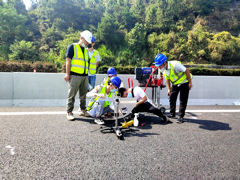 吉康改擴建C1標率先完成全線首段主線路基、路面分段交工驗收 (1)